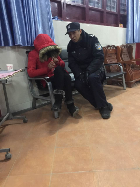 民警耐心开导阿芳