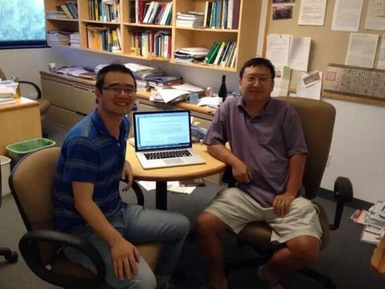 陈雁北（右）和范锡龙（左）在加州理工办公室