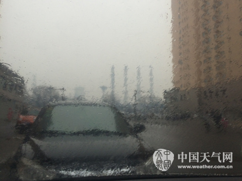 10日夜间开始,太原出现降雨。
