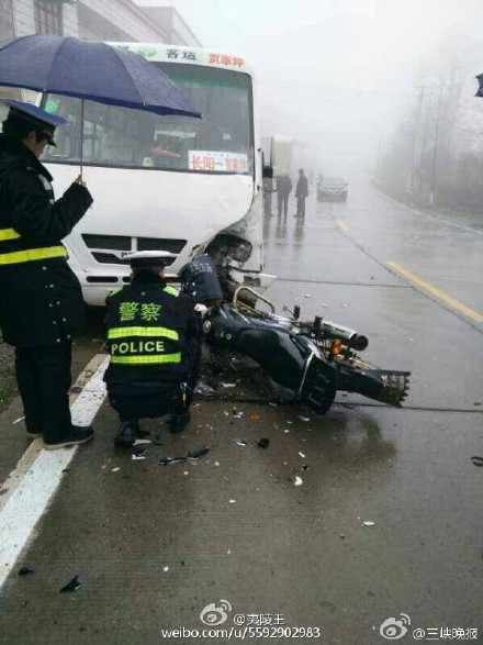 宜昌318国道突发惨烈车祸 摩托车司机当场死亡