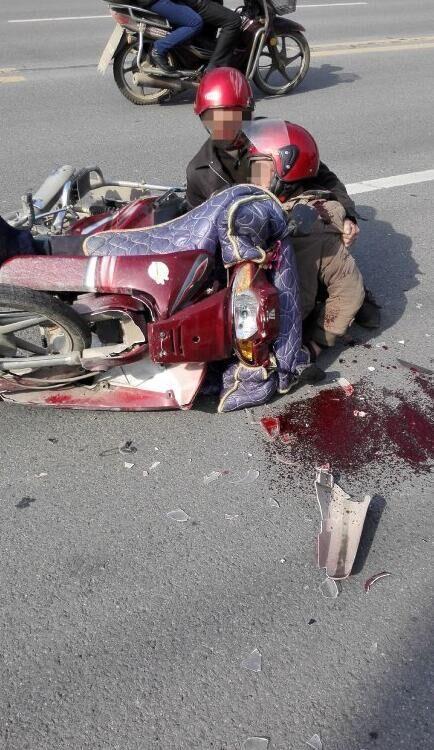 宜昌女司机撞摩托车 借车处理事故途中再撞车