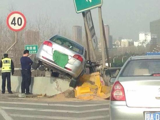小车飞上高架桥护栏