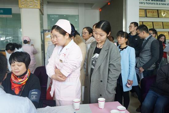 献血工作在武汉仁爱医院举行,仁爱员工排队验血