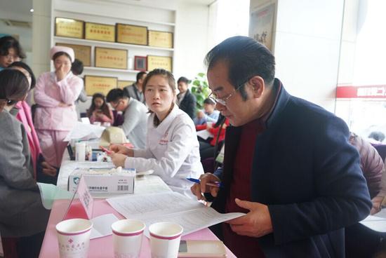 武汉仁爱医院熊怡祥院长表示:无偿献血,不仅是一种奉献精神、一份人文关怀,更是一项强烈的社会责任。