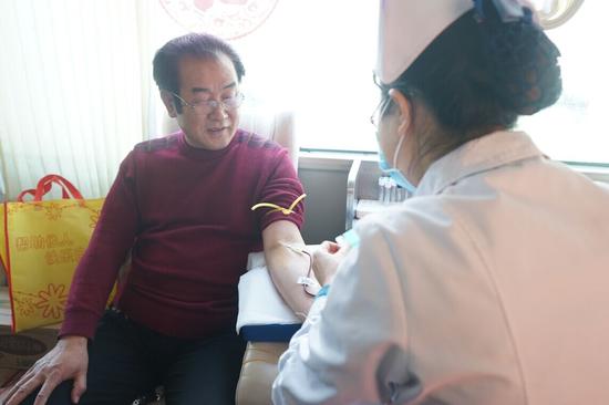 武汉仁爱医院熊怡祥院长带头献血,这是他第八次献血