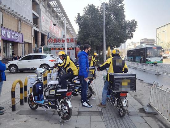 武汉外卖员月薪八千 送餐屡遭人偷吃自掏腰包