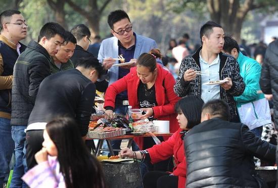 武漢森林公園萬(wàn)人燒烤 市內(nèi)各大景區(qū)游人爆棚
