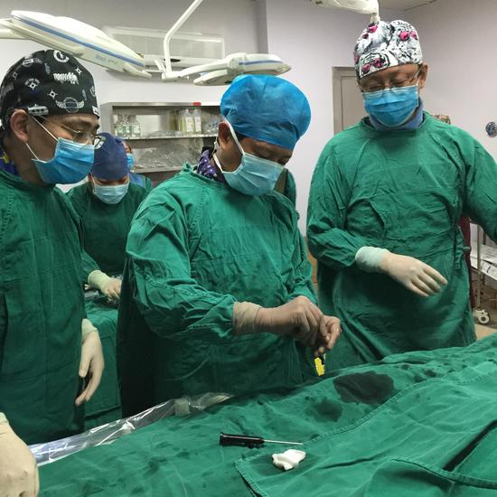 亚心医院与北京阜外医院专家共同完成湖北省首例经导管主动脉瓣置入手术