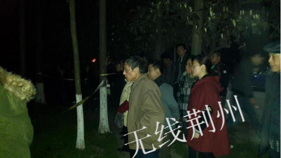 有市民經(jīng)過江津路旁的張李家淵時(shí)，發(fā)現(xiàn)湖里疑似有一具遺體