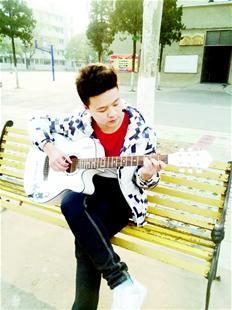 李志豪正在练吉他