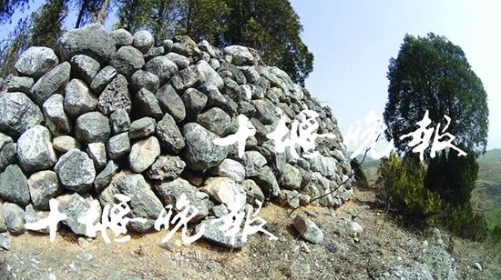 石头墙至今耸立在山崖之上