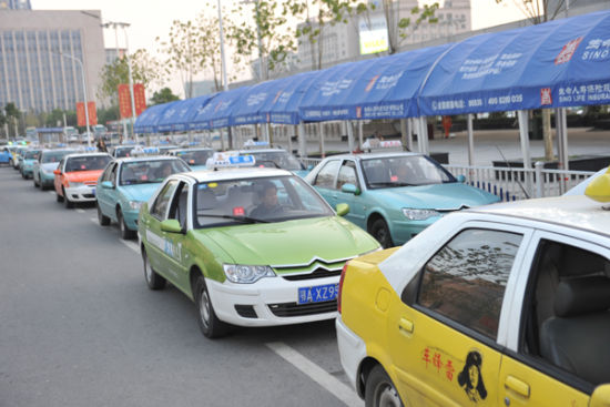 武汉出租车考核标准:拒载绕道扣分 见义勇为加