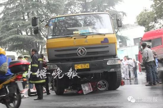 消防官兵正在实施援救