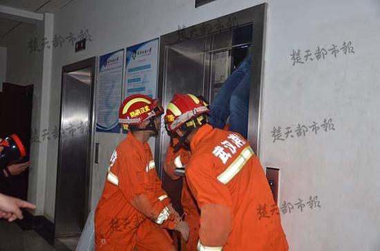 武汉一高校电梯突发故障 11名学生被困(图)