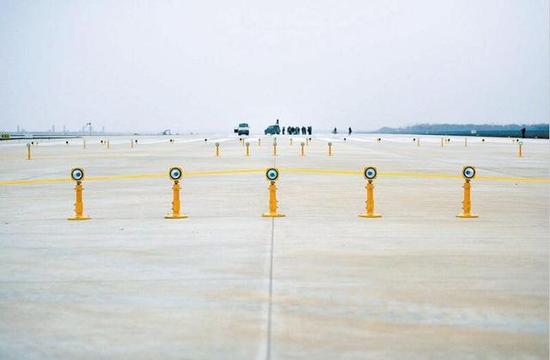 图为：昨日，武汉天河机场二跑道完成竣工验收，将于今年6月启用。