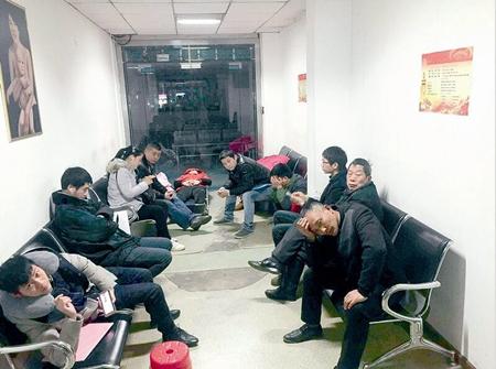 图为：14日凌晨2时许，武昌某医院彩超室门口排号的孕妇和家属