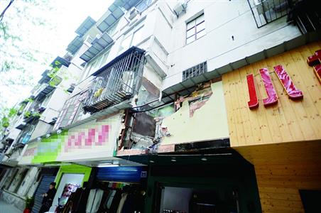 女子从6楼掉到雨阳棚上