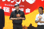 視頻：陳凱歌馮小剛徐崢助陣 王寶強(qiáng)跪謝