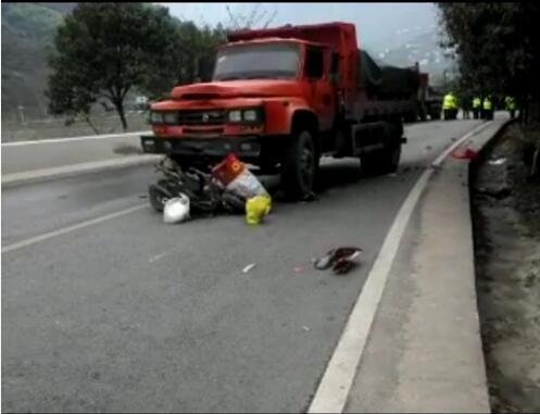 兴山一矿车与摩托车相撞 骑摩托车夫妇当场身