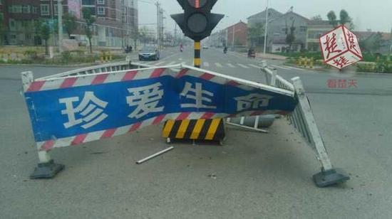 被撞壞的護(hù)欄