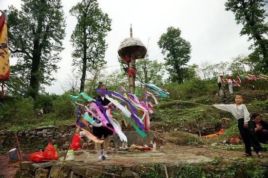 清明节“挂纸”