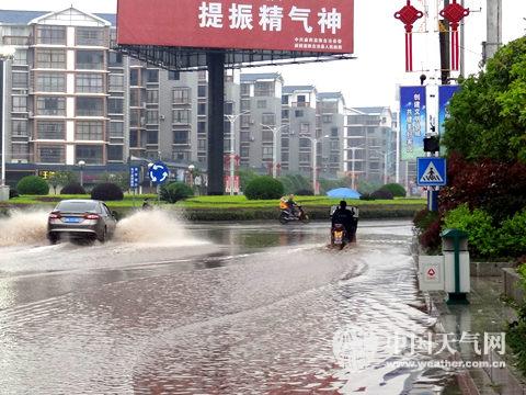 4月2日，湖南麻阳县出现雷雨冰雹天气，道路积水。(摄影：李佳蔚)