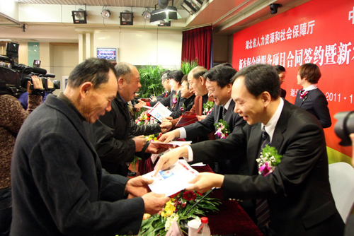 来自省内三个县市的8名农民朋友领到了印有各自姓名的社保卡
