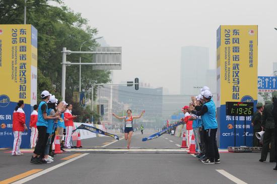 李文杰(音)获得“汉马”半程马拉松女子组冠军
