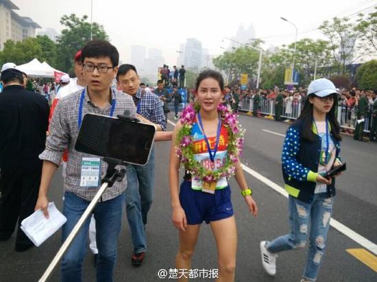 来自山东的李文杰(音)获得“汉马”半程马拉松女子组冠军