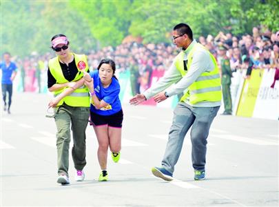 4287名志愿者助跑武汉马拉松 自掏腰包购买急