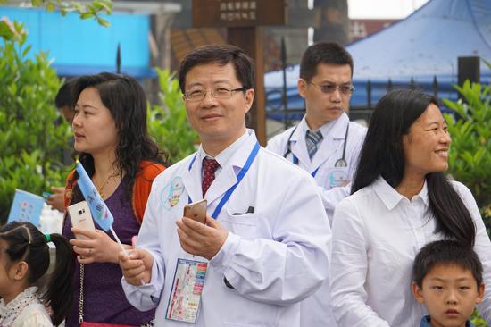 武汉亚心医院医生为汉马加油，为汉马保驾护航。