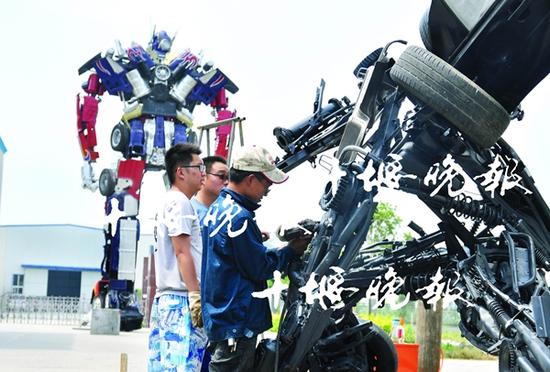2014年6月,杨屹(左一)和他的团队精心打造巨无霸变形金刚