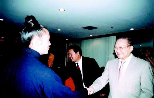 金庸在香港会见武当功夫艺术团表演成员。