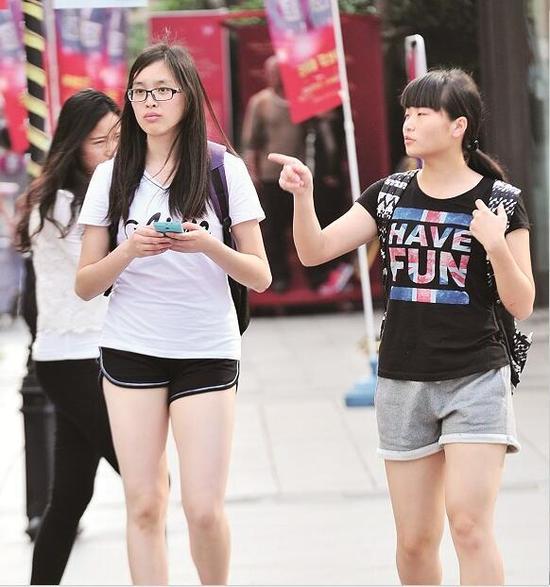 图文：昨日，汉街上穿夏装逛街的女青年 记者 李辉 摄