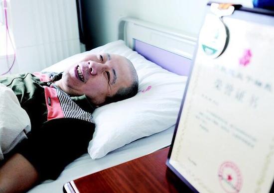 图为:能够救人,龙光禄很开心