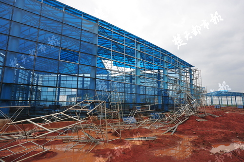 龙卷风冰雹突袭梁子湖 活动板房被掀翻工人裹