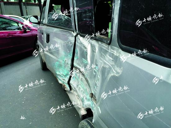 面包車被撞出個大坑