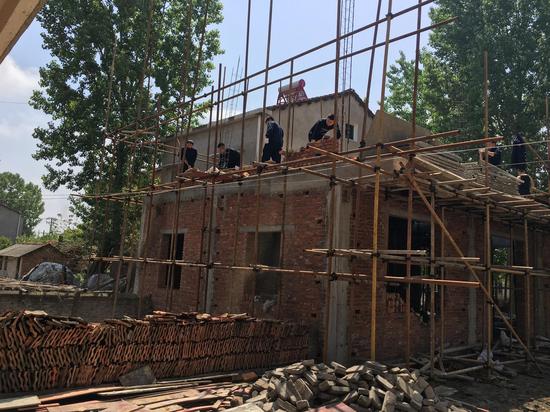 管五次上门教育遭违建户抵制 最终依法强制拆