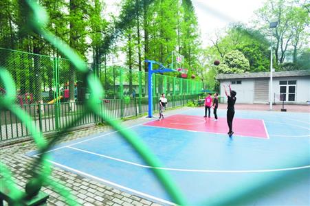 武汉免费公园篮球场收费遭质疑 运营方称维护