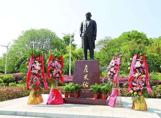 詹天佑最早设计武汉长江大桥 铜像落户汉口江