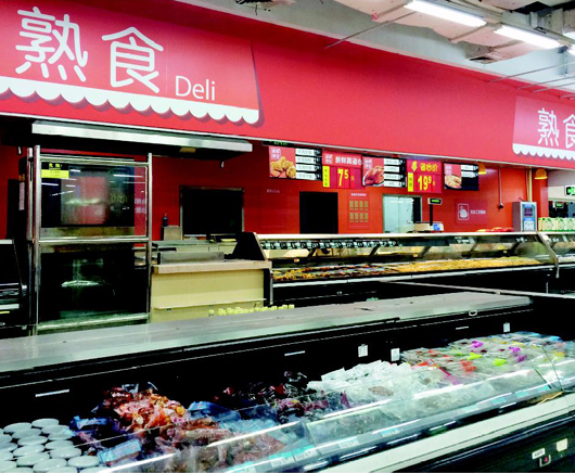 沃尔玛武汉马场角店内的熟食区。记者 吴薇 摄