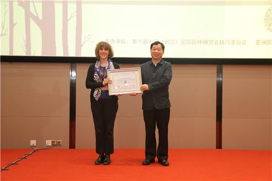 湖北省政府副秘书长王润涛为杰奎琳·奥斯蒂女士颁发"建园纪念奖"