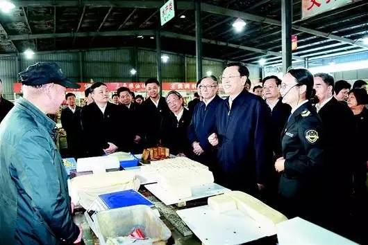 2016年4月17日，张德江来到襄阳檀溪湖农贸市场，了解终端食品安全检验监测监督情况。