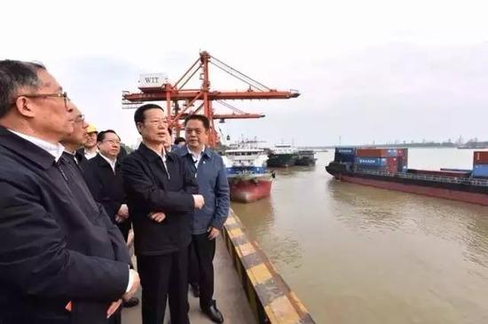 2015年4月23日，張高麗在武漢新港陽邏集裝箱港區(qū)調(diào)研港口生產(chǎn)經(jīng)營(yíng)情況。新華社記者 李濤 攝