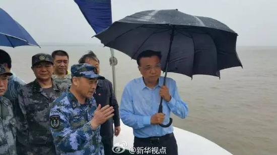 2015年6月3日上午，在“东方之星”客船翻沉事故救援中，李克强总理冒着大风大雨，再赴江心现场指挥救援。