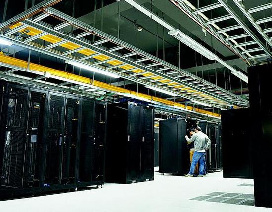 图为:武汉电信营房村IDC机房里仅剩光大银行灾