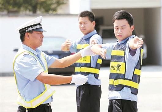 图为：交警正在对辅警进行交通执法手势培训