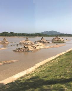 圖為:“泡湯”后的沙雕公園