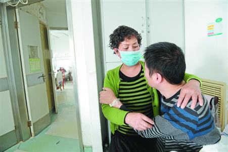 白领迷赌球离家输光积蓄后来武汉寻死 其母寻