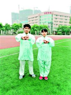 图为:兄妹俩赛后合影